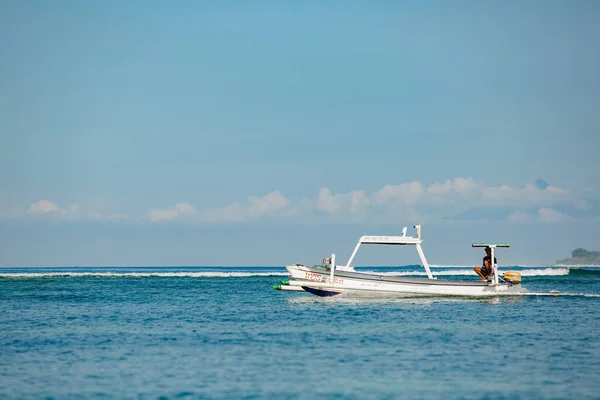 Barca Bianca Galleggiante Sulle Onde Del Mare Bali Indonesia — Foto Stock