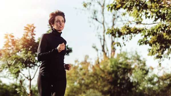 Bela Jovem Desportiva Correndo Parque — Fotografia de Stock