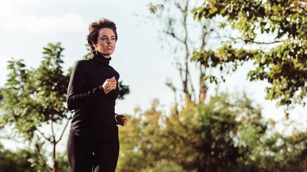 Bela Jovem Desportiva Correndo Parque — Fotografia de Stock