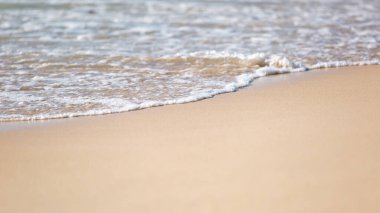 Güzel kumlu sahil ve köpüklü okyanus dalgaları