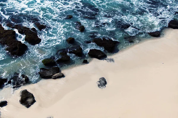 Luftaufnahme Von Schönen Sandstrand Und Meereswellen Die Auf Felsen Krachen — Stockfoto