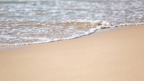 Bella Spiaggia Sabbiosa Onde Oceaniche Con Schiuma — Foto Stock