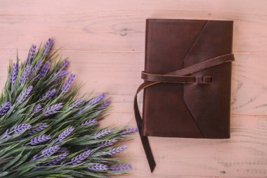 Nesne fotoğraf çiçek ahşap bir zemin üzerine bir not defteri