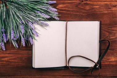 Nesne fotoğraf çiçek ahşap bir zemin üzerine bir not defteri