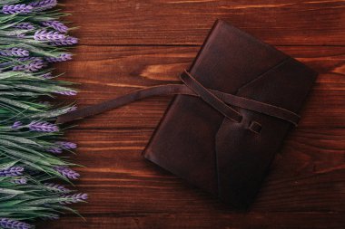 Nesne fotoğraf çiçek ahşap bir zemin üzerine bir not defteri