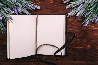 Nesne fotoğraf çiçek ahşap bir zemin üzerine bir not defteri