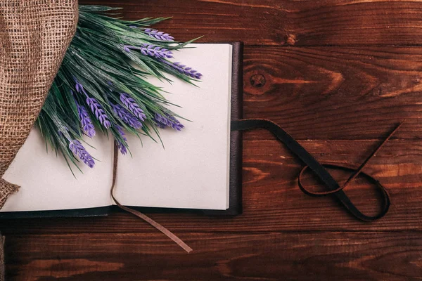 Nesne fotoğraf çiçek ahşap bir zemin üzerine bir not defteri