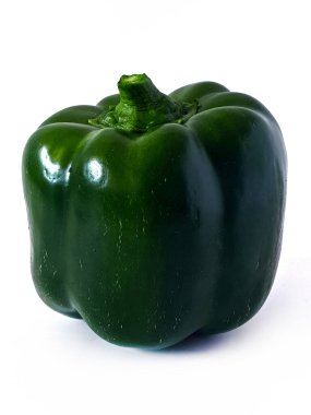 Beyaz arka planda taze yeşil organik dolma biber.