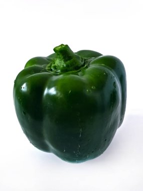 Beyaz arka planda taze yeşil organik dolma biber.