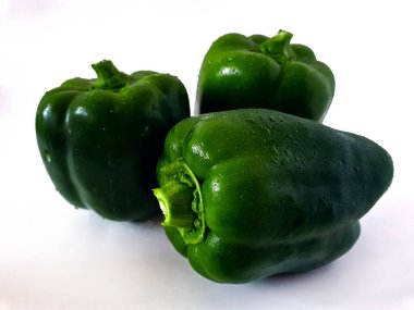 Beyaz arka planda taze yeşil organik dolma biber.