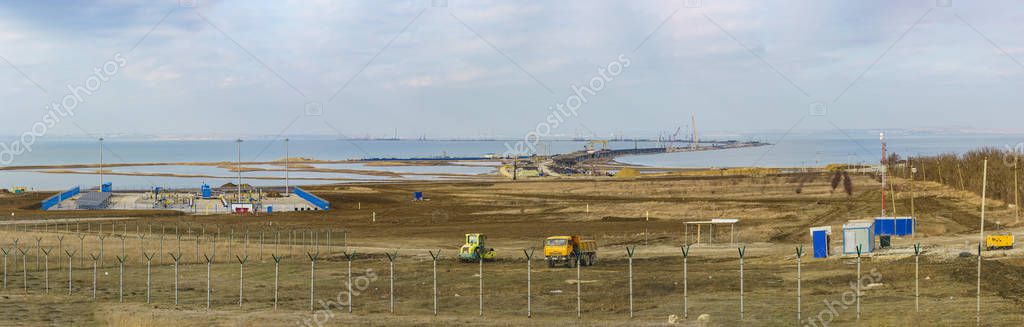 TUZLA, TAMAN PENINSULA, RUSSIA - JANUARY 04.2017: Panorama of construction of a bridge across the Kerch Strait. It is planned to build a bridge with rail and road passages — Stock Image Tuzla Taman Peninsula Russia January 2017 Panorama Construction Bridge Kerch Stock Photo