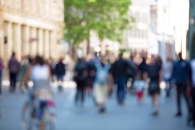 Bulanık soyut insanlar arka plan, tanınmayan siluetleri bir şehir meşgul bir saat içinde sokak üzerinde yürüyen kalabalık. İş kavramı.