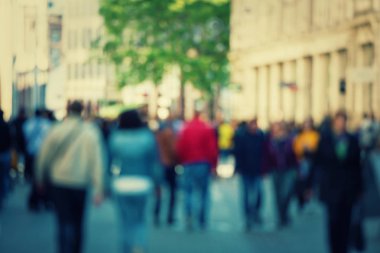 Soyut insanlar arka plan bulanıklık etkisi ile uygulanan kalabalık. Tanınmayan erkek ve kadın siluetleri bir şehir meşgul bir saat içinde sokak üzerinde yürüme. İş kavramı.