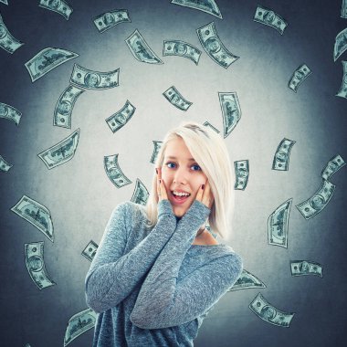 Yanağında gibi para düşen dolar bir yağmur gibi gökten açtı ağzını tutan eller ile sürpriz kadın. Piyango kazanmak, başarı kutluyor. Sembol servet ve iyi şanslar. Şok duygu kavramı.