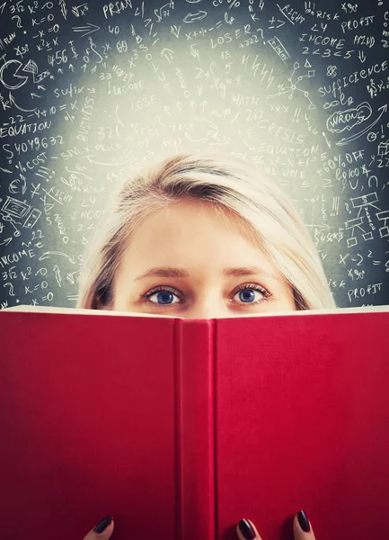 Close Retrato Estudante Olhando Atencioso Menina Escondendo Atrás Livro Encontrar — Fotografia de Stock