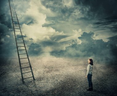 Gerçeküstü bir bakış bulutlar ulaşan büyük bir merdiven gökyüzüne kadar gidiş bakarak düşünceli bir kadın. Fırsat merdiven bilinmeyen cennete, başarı sembolü için yol. Kariyer geliştirme kavramı.