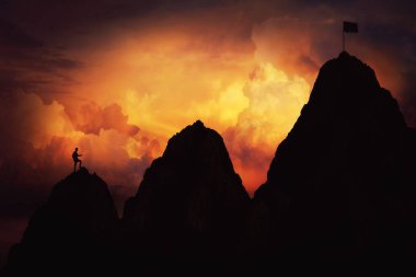 Kendini bitirmek bayrak ulaşmak bulutların üzerinde grafik şekli dağ tırmanma bir işadamı olarak üstesinden gelmek. Hayat iniş çıkışlar kavramı dolu. Başarı ve kazanmak için zor bir yol.