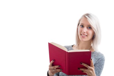 Beyaz arka plan üzerinde izole okuma kamera için arıyorum bir kırmızı kitap tutan çekici öğrenci kadın portresi. Eğitim test sınavı düşünme kavramı.