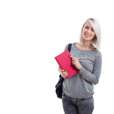 Beyaz arka plan üzerinde poz bir kırmızı kitabı göstererek genç öğrenci kadın.