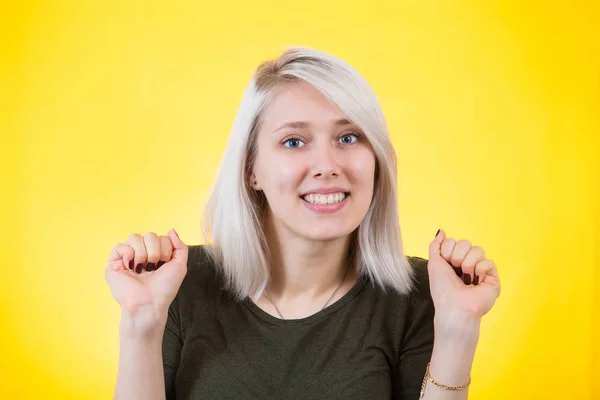 Giovane Donna Stringendo Pugni Stretti Incoraggiamento Concetto Successo Isolato Bakground — Foto Stock