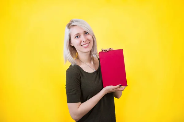 Fröhliche Buchautorin Bei Der Präsentation Die Den Buchumschlag Vor Publikum — Stockfoto