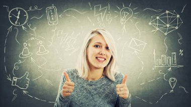 Sarışın kadın olumlu sürpriz gülümseyerek kadar baş parmakları. İş çizimler ve düşünceler başının üstünde. Güzel genç kadın hareketi gibi. 