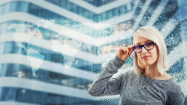 Mulher Negócios Usando Óculos Sobre Interface Tela Digital Tecnologia Moderna — Fotografia de Stock