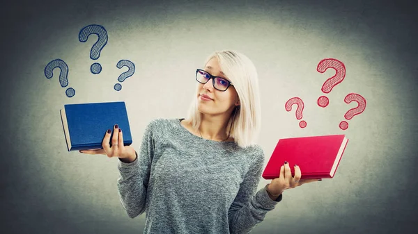 Die Verwirrte Junge Studentin Die Zwei Verschiedene Bücher Der Hand — Stockfoto