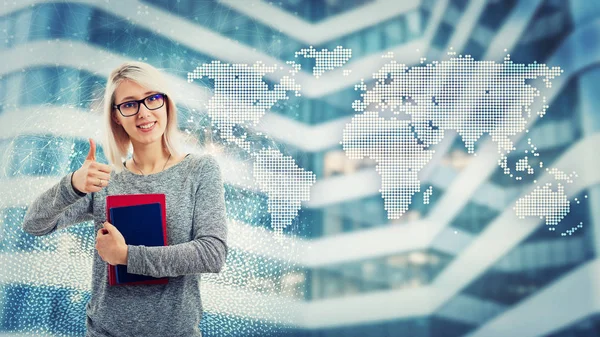 Lächelndes Hübsches Studentenmädchen Mit Brille Und Hochgehaltenen Büchern Zeigt Gestenreich — Stockfoto