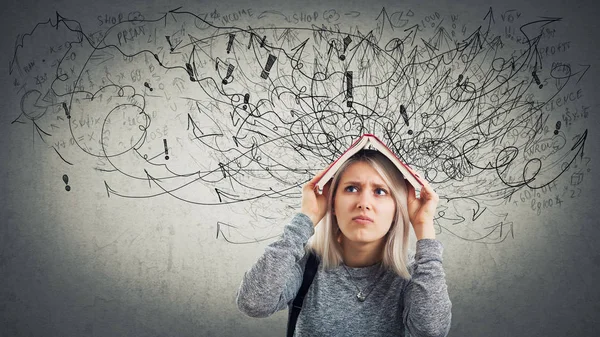 Una Giovane Studentessa Confusa Con Libro Aperto Sopra Testa Emozione — Foto Stock