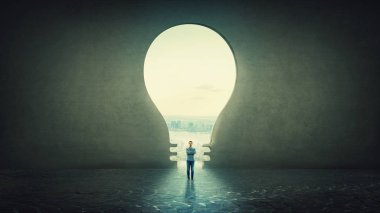 Çapraz elle beton duvarla şehir manzaralı şeklinde bir kapı olarak bir ampul delik önünde tek başına duran emin iş adamı.