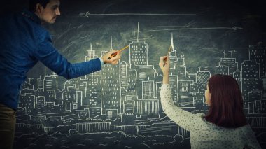 Bir şehir bir tahtaya çizim birlikte düşünceleri paylaşan kadın ve erkek. Urbanistic planlama, insanlar fikir değişimi, iş ortaklığı ve ekip çalışması İnovasyon kavramı.