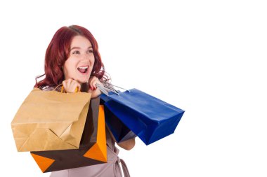 Neşeli genç kadın alışveriş torbaları göğsüne tutarak şok. Mutlu kızıl saçlı kız, sürpriz Alışverişkoliğin duygu beyaz arka plan üzerinde izole Satılık sezon hakkında.