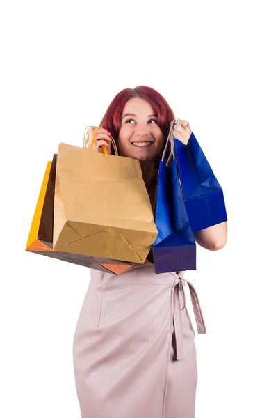 Mujer Pelirroja Pensativa Sosteniendo Bolsas Compras Mejilla Mirando Hacia Arriba —  Fotos de Stock