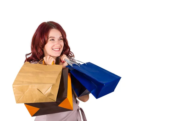 Emocionado Hermosa Mujer Joven Sosteniendo Bolsas Compras Soñadora Mirando Hacia —  Fotos de Stock