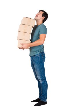 Yan görünümü tam uzunlukta neşeli genç adam portresi kutularını taşımak ve beyaz arka plan üzerinde izole aramak.