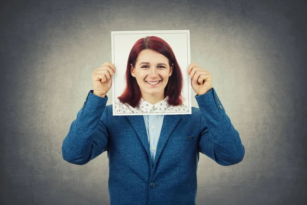 Hombre Cubriéndose Cara Usando Retrato Mujer Como Una Máscara Para — Foto de Stock