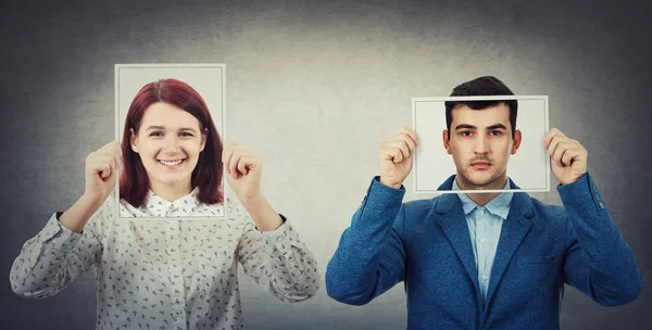 Geschäftsmann Und Frau Bedecken Ihre Gesichter Mit Fotobüchern Mit Glücklichen — Stockfoto