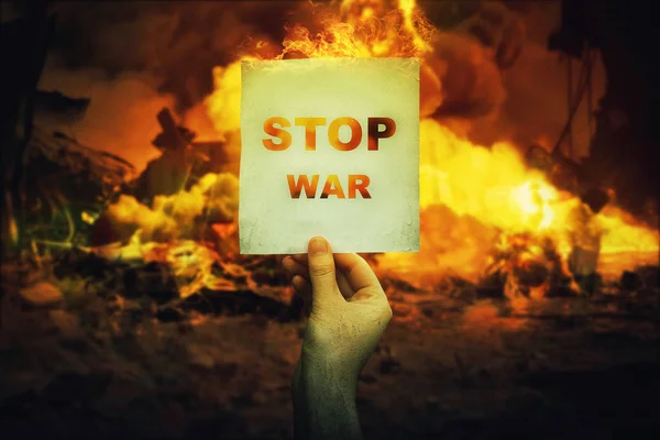 Рука Держит Бумажный Лист Сообщением Прекращении Войны Посреди Катастрофы Глобальная — стоковое фото