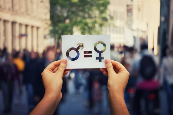 Concepto Igualdad Género Como Manos Mujer Sosteniendo Una Hoja Papel —  Fotos de Stock