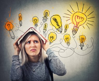 En iyi seçmek çapraşık genç kadının üzerinde kafa birçok fikir, sahip açılan bir kitap var. Vurguladı duygu, sert parlayan ışık Ampüller üzerinde kafa seyir düşünüyorum.