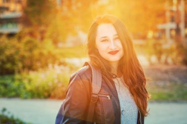 Kamera için açık havada dikey içinde güneşli bir sonbahar günü college park arıyorum Genç kız öğrenci.