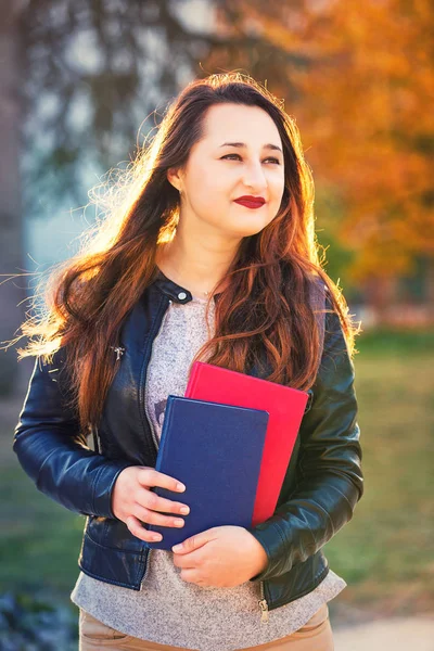 Giovane Studentessa Premurosa Che Tiene Libri Guardando Lontano Colorato Sfondo — Foto Stock