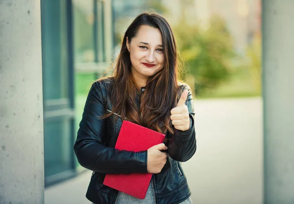 若い学生を知識のための印のような女性の親指 少女屋外保留赤本として教育コンセプト — ストック写真