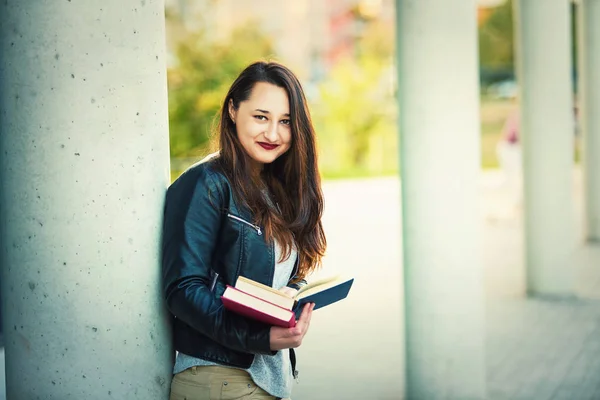 若い女性学生は 大学授業間の休憩での書籍のページを参照 教育理念 カメラを探しているスマートな女の子 — ストック写真