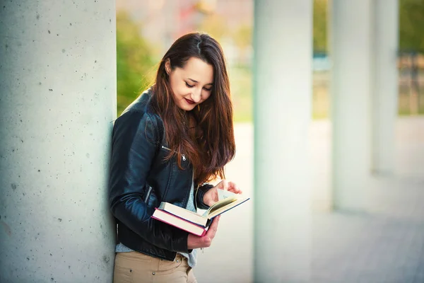 若い女性学生は 大学授業間の休憩での書籍のページを参照 教育理念 読んでスマートな女の子 — ストック写真