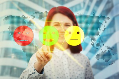 Gülümseyen kadın dijital ekran arayüzü dokunmadan geribildirim seçin. Mutlu yüz ifade basın. Müşteri hizmet puanı kavramı. Memnun müşteri, sanal iş hizmetleri verimlilik yönetimi.