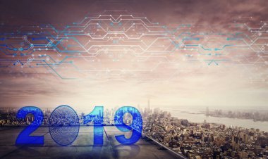 Mavi 2019 simgesi hologram büyük şehir günbatımı ufuk, çift pozlama etkisi üzerinde bir gökdelenin çatı üzerinde. Yeni yıl kilidini ve iş başlatmak. Modern teknoloji kavramı.