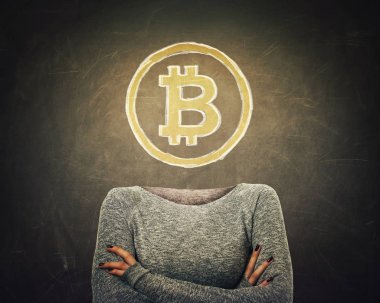 Gerçeküstü görüntü yerine tahta arka plan üzerinde çizilmiş baş çapraz armss ve bitcoin sembolü olan genç kadın. Modern teknoloji, sanal cryptocurrency kavramı.