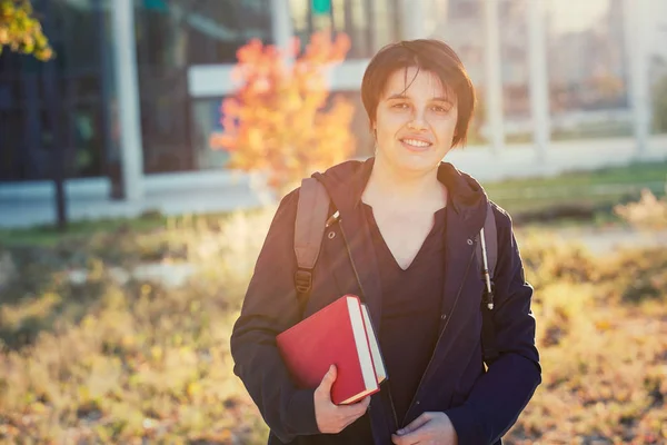 Jovem Estudante Segurando Livros Livre Outono Retrato Olhando Para Câmera — Fotografia de Stock
